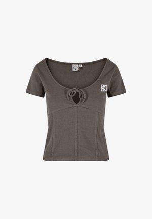 Szürke, bordázott, rövid ujjú felső, kerek nyakkal és kis csomó részlettel elöl. Bal mellen logó található.