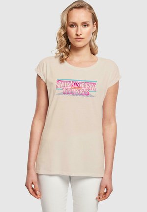 ABSOLUTE CULT STRANGER THINGS - RETRO TITLE - T-shirts med print - whitesand