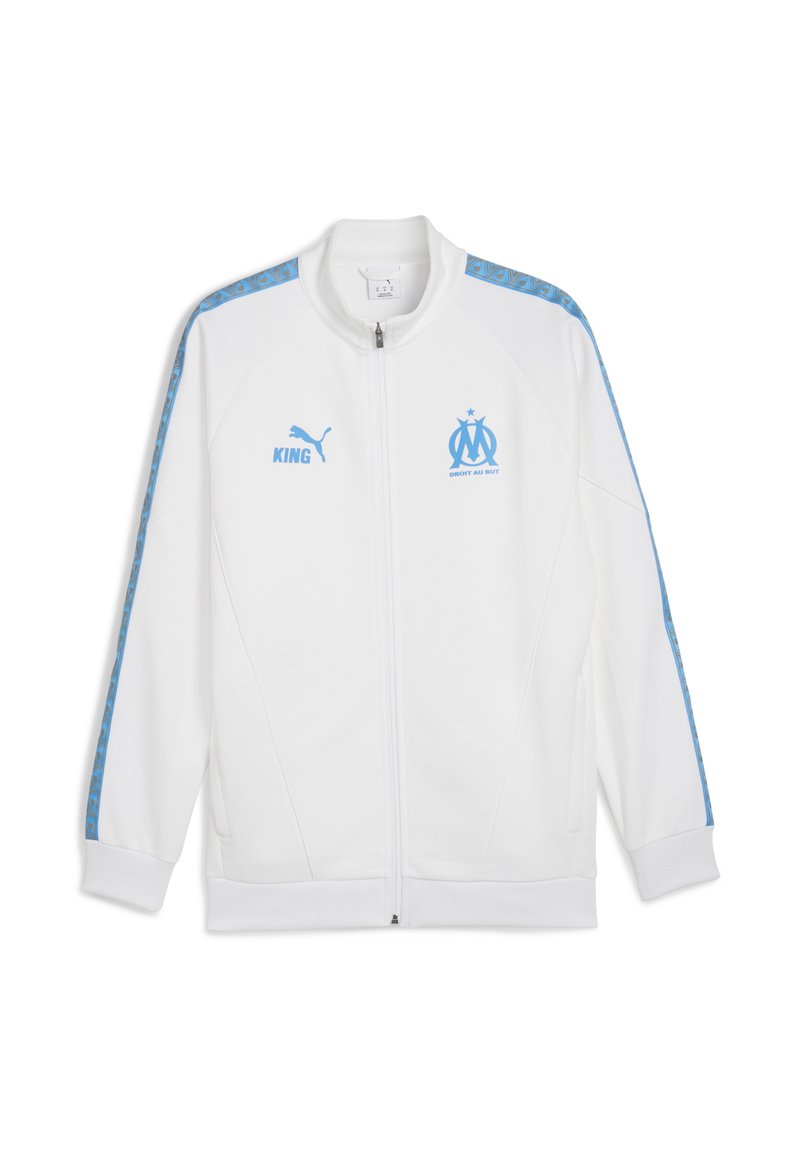 Weißer Sportjacke mit durchgehendem Reißverschluss, blauem Puma-Logo und "KING"-Text auf der linken Brust, Olympique Marseille-Logo auf der rechten Brust und blauen gemusterten Streifen an den Ärmeln.