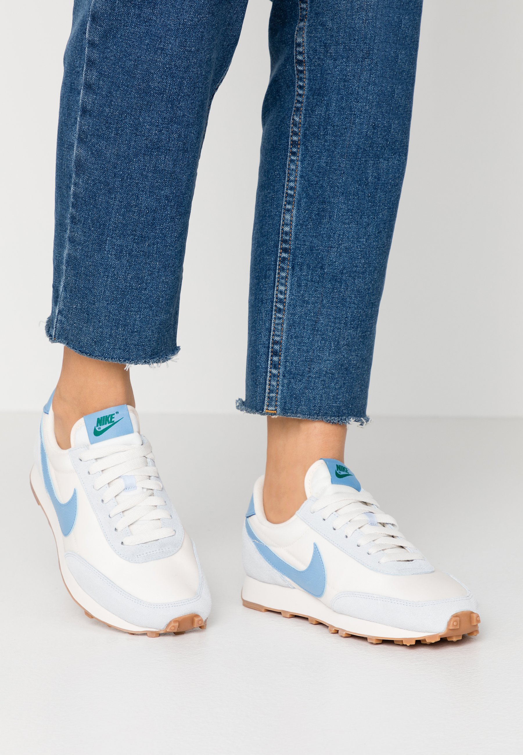 detección Uva Abierto Nike Sportswear DAYBREAK - Trainers - half blue/light blue/pale  ivory/phantom/med brown/mystic green/blue - Zalando.de