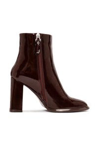 Bottine en cuir verni marron avec un bout carré, un talon bloc proéminent et une fermeture éclair latérale visible soulignée de surpiqures rouges.