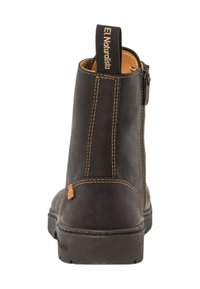 Botín negro de cuero hasta el tobillo con cremallera lateral, acentos de costura marrón, bucle para tirar y suela de goma texturizada para un buen agarre.