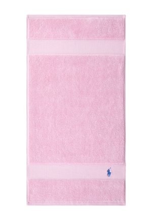 Asciugamano rettangolare di colore rosa tenue con bande texturizzate vicino ai bordi e un piccolo logo ricamato di un giocatore di polo blu sul lato inferiore destro.
