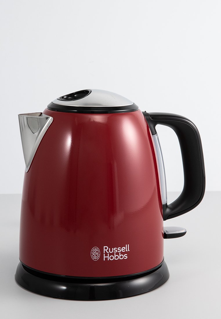 Czerwona elektryczna czajnik z gładkim wykończeniem, stalową pokrywą, czarną rączką i podstawą. Posiada dzióbek oraz logo marki z przodu.