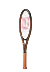 Tennissk för med en brun ram, vita strängar och en framträdande röd "W"-logotyp. Har ett orange grepp och en slank, aerodynamisk design.