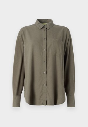 Chemise à manches longues vert olive en tissu doux. Avec un devant boutonné, un col et une poche poitrine unique. Design à coupe droite.