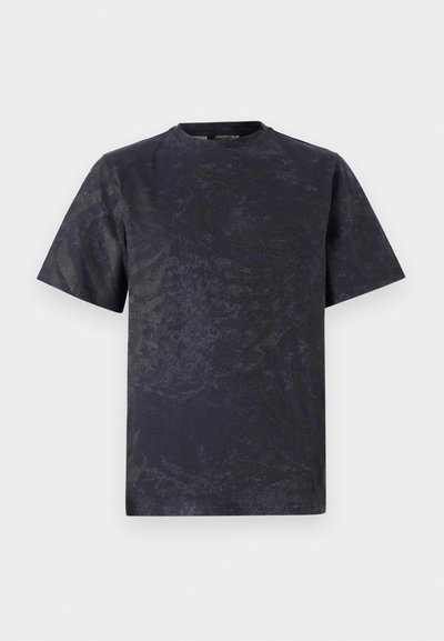 Tricou din bumbac de culoare bleumarin închis, cu mâneci scurte, având un model subtil cu frunze și o textură ușor rugoasă, guler rotund și croială lejeră.