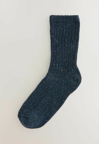Mörkblå ribbad strumpa i spetsat garn, med en tjock mudd och en rundad tå, samt en texturerad yta för komfort.