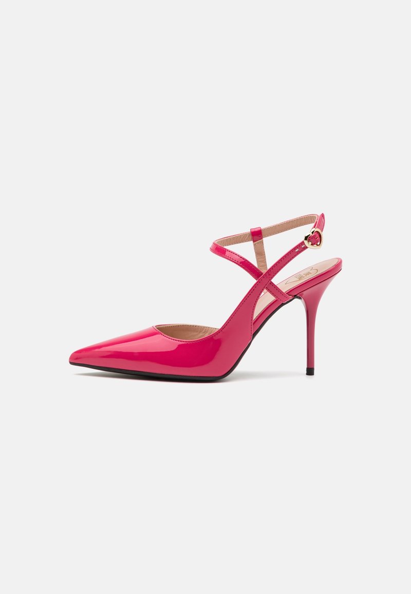 Escarpin slingback rose brillant à talon haut, bout pointu, fine bride à la cheville et boucle en forme de cœur dorée sur fond blanc.