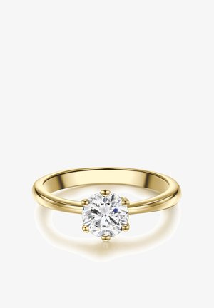 Goldener Ring mit einem einzelnen rund geschliffenen Brillant-Diamanten, gehalten von sechs Krappen auf einem schlichten Band, dargestellt vor weißem Hintergrund.