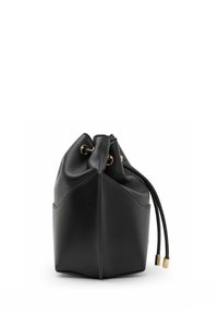 Bolso de cordón de cuero negro con detalles en dorado, que presenta una forma estructurada y una textura suave, estrechándose en la base.