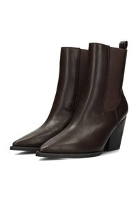 Bottes de cheville en cuir marron avec un bout pointu, des panneaux latéraux élastiques et un talon bloc. Texture lisse avec un minimum de détails.