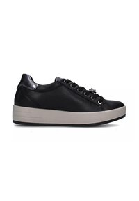 Sneaker in pelle nera con punta arrotondata, occhielli argentati e suola in gomma grigia. Presenta una texture liscia e dettagli di design sottili sul tallone.
