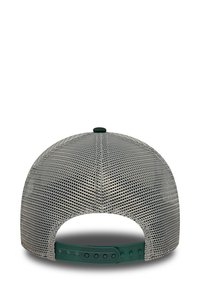 Cappello trucker in rete grigia con chiusura posteriore in plastica verde e bottone verde sulla cima. Presenta un design strutturato con tesa alta.