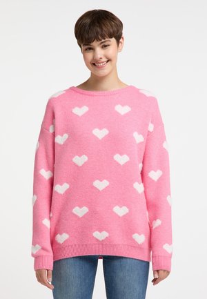Roze trui van zacht materiaal, met een relaxte pasvorm, ronde halslijn en witte hartpatronen die over de stof verspreid zijn.