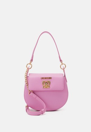 Piccola borsa a tracolla rosa con logo a forma di cuore dorato e dettaglio catena, manico corto e tracolla regolabile su sfondo bianco.
