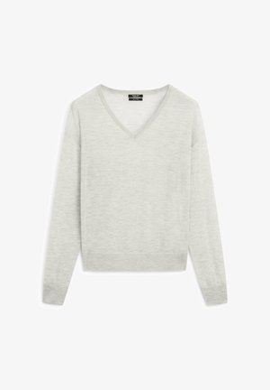 Pull V en gris clair, manches longues, texture tricot douce, poignets et ourlet côtelés, coupe décontractée. Pas de motifs ni d'ornements proéminents.