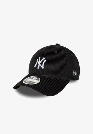 Musta corduroy-baseball-lippis, jossa on valkoinen brodeerattu NY-logo, kaareva lippa ja säädettävä hihna. Sivussa on ympyrän muotoinen New Era -logo.