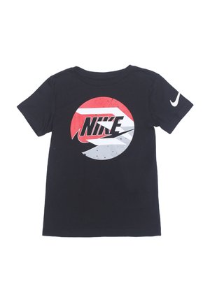 T-shirt noir à manches courtes de Nike avec un logo circulaire rouge et blanc affichant le mot "Nike" et le symbole swoosh sur la poitrine.