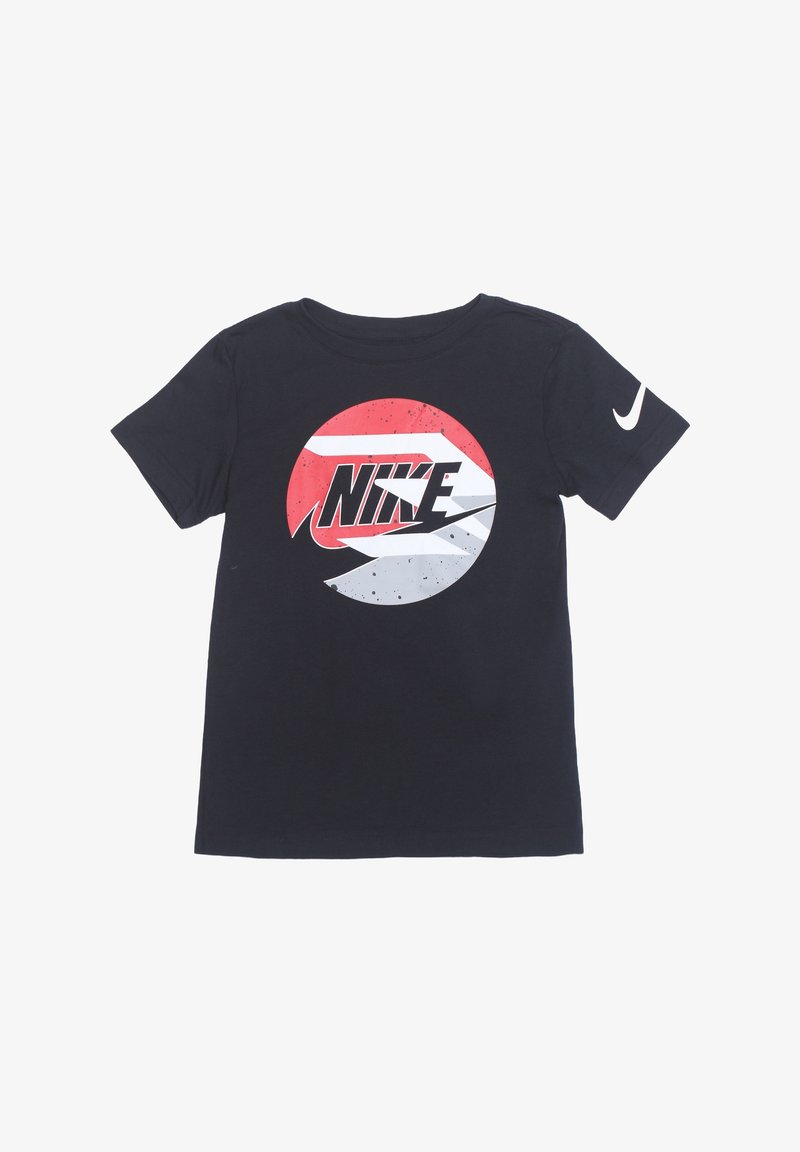 T-shirt noir à manches courtes de Nike avec un logo circulaire rouge et blanc affichant le mot "Nike" et le symbole swoosh sur la poitrine.
