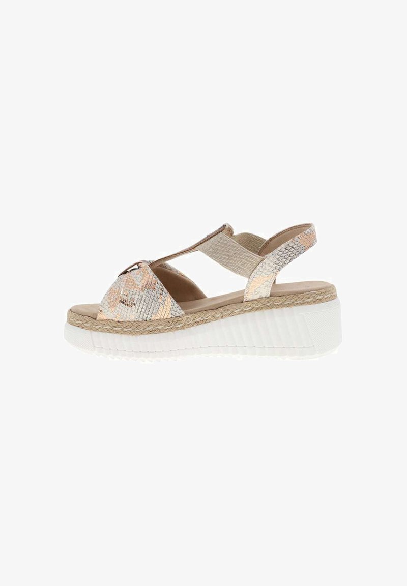 Sandale compensée avec brides beiges à motif serpent, bande élastique croisée, semelle intermédiaire tressée et semelle plateforme blanche texturée.