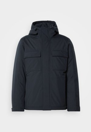 Giacca isolante blu navy con cappuccio, dotata di due grandi tasche frontali e una finitura liscia e opaca. Chiusura frontale con zip.