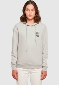 Merchcode WORDING - STAY WILD EVERYDAY  - Mikina s kapucí - lightasphalt