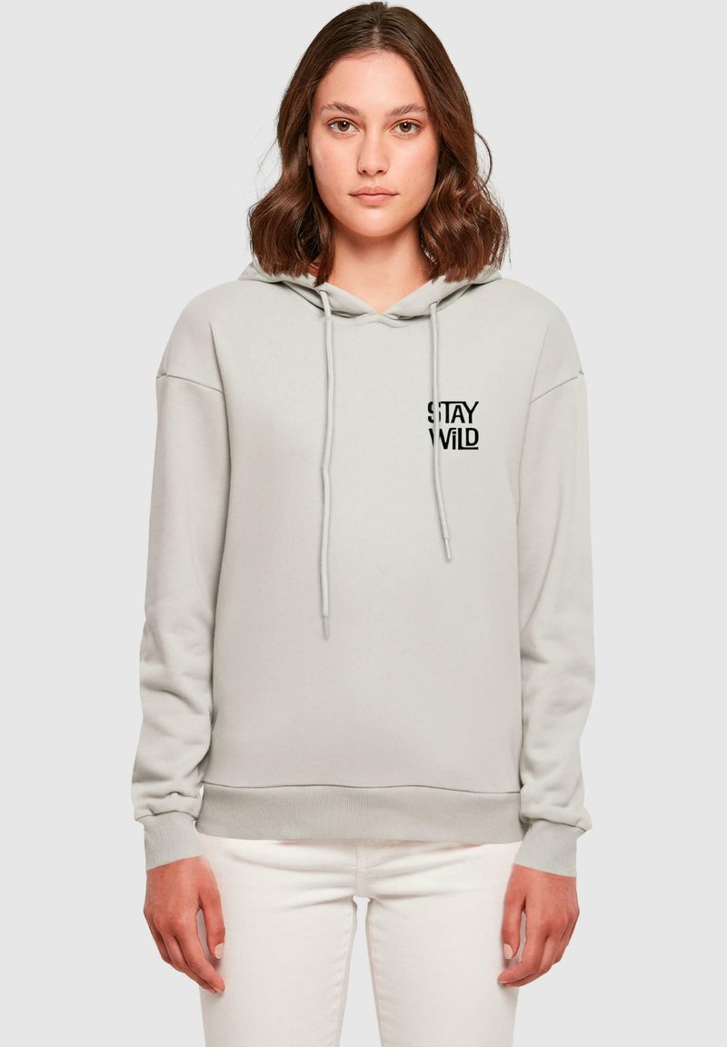 Merchcode WORDING - STAY WILD EVERYDAY  - Mikina s kapucí - lightasphalt