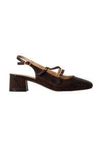 Chaussure slingback marron à motif serpent, talon bloc et deux fines brides à boucle sur le dessus du pied, sur fond blanc.