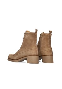 Bottes en suede marron, hauteur cheville, avec des talons blocs, fermeture éclair sur une botte et laçage à l'avant, présentées de dos et de côté.