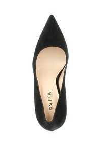 Escarpin en daim noir à bout pointu avec une texture lisse. L'intérieur présente une semelle claire avec la marque « EVITA ». Silhouette fine et élégante.