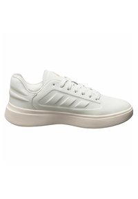 Scarpe da ginnastica bianche con una tomaia liscia in materiale sintetico, suola in gomma e un design minimalista che presenta tre strisce angolate sul lato.