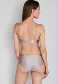 Ensemble soutien-gorge et slip en tissu côtelé doux, taupe clair. Bretelles réglables avec fermeture à agrafe et bords sans coutures pour plus de confort.