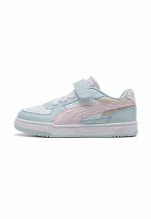 Baskets basses avec panneaux bleu clair, rose et blanc, lacets et fermeture velcro, semelle texturée, bande latérale et détail du talon brandés.