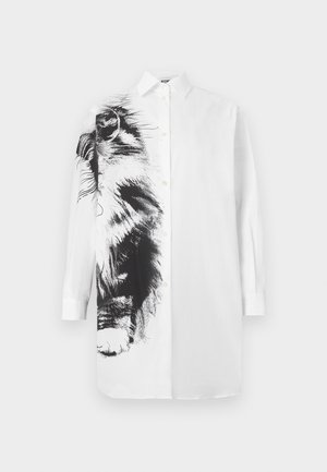 Vestito camicia bianco a maniche lunghe con bottoni, decorato con una stampa artistica nera del volto di un leone che copre il lato sinistro dalla spalla all'orlo.