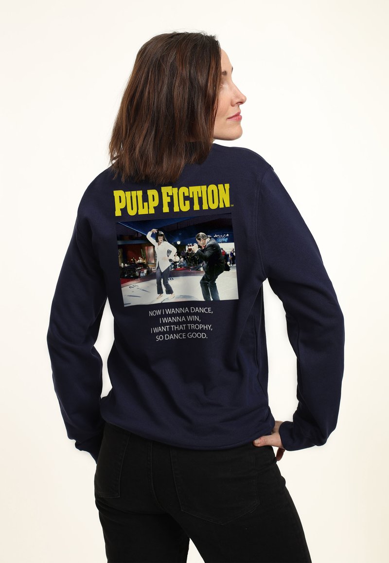 Donkerblauwe sweatshirt met lange mouwen, voorzien van een grafische print van een dansscène uit "Pulp Fiction" met gele tekst erboven en zwarte tekst eronder.