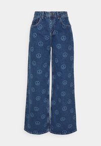 Jeans de denim de perna larga com um tom de azul escuro e padrões de símbolos de paz em azul claro, cinco bolsos, fecho de botão e uma silhueta reta.