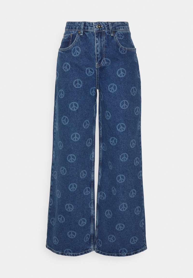 Jeans de denim de perna larga com um tom de azul escuro e padrões de símbolos de paz em azul claro, cinco bolsos, fecho de botão e uma silhueta reta.