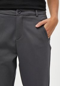 Minus MIDAYA PANTS 7/8 - Chinos tipa bikses - dark grey