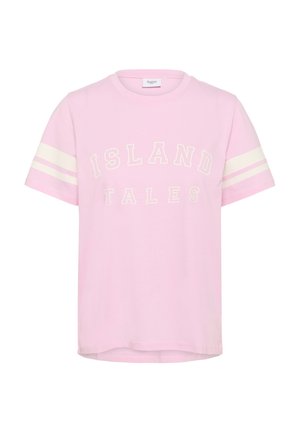 T-shirt in cotone rosa chiaro con maniche corte, caratterizzato dal testo "ISLAND" e "TALES" in bianco, arricchito da dettagli a strisce bianche sulle maniche.