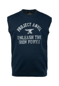 Lihamattu tummansininen hihaton collegepaita, joka on valmistettu pehmeästä kankaasta. Siinä on valkoiset tekstit "PROJECT ANVIL UNLEASH THE IRON POWER" ja juhlapainatus.