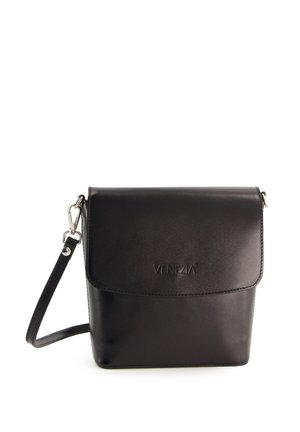 Sorte crossbody taske lavet af glat læder. Har en flaplukning med prægede "VENEZIA" logo og en justerbar skulderrem. Kompakt rektangulær form.