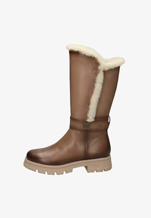 Braune Lederstiefel mit einem flauschigen cremefarbenen Pelzaufschlag, ausgestattet mit einem Gürtelakzent und einer stabilen beigen Sohle. Glatte Oberfläche, Höhe bis zur Mitte der Wade.