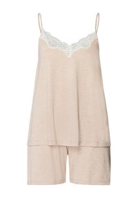Conjunto de pijama color beige claro que incluye una camiseta sin mangas suelta con detalles de encaje y pantalones cortos a juego. Tejido suave con una textura lisa y un corte relajado.