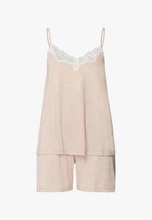 Conjunto de pijama color beige claro que incluye una camiseta sin mangas suelta con detalles de encaje y pantalones cortos a juego. Tejido suave con una textura lisa y un corte relajado.