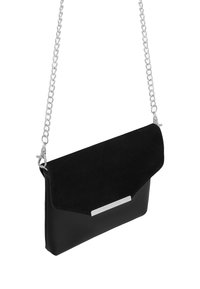 Borsa a pochette nera con flap in suede, corpo in pelle liscia, dettagli in metallo argentato e una tracolla a catena per il trasporto.