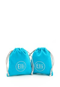 To turquoise snørrepose lavet af blødt stof, prydet med logoet "Elli by Julie & Grace" i et hvidt cirkulært design.