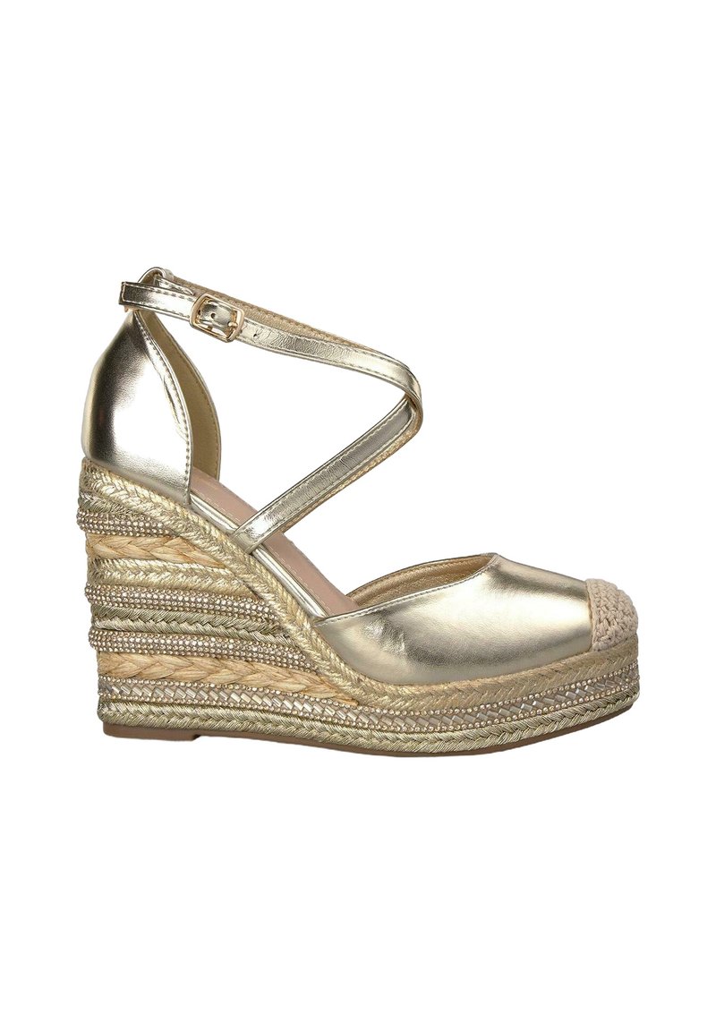 Goldene Leder-Wedge-Sandale mit geflochtener Jute-Sohle, verstellbarem Knöchelriemen und strukturierten Espadrille-Details auf dem Wedge.
