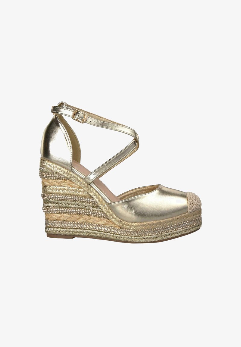 Goldene Leder-Wedge-Sandale mit geflochtener Jute-Sohle, verstellbarem Knöchelriemen und strukturierten Espadrille-Details auf dem Wedge.