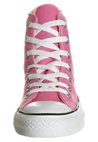 Høy-topp rosa kanvas sneakers med hvite lisser og gummitåhette, sett forfra.